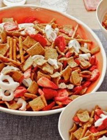 Strawberry-Pretzel Snack Mix