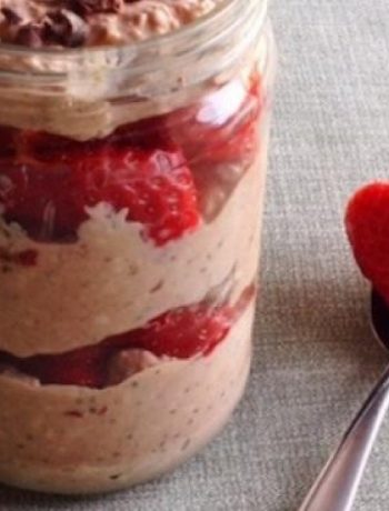 Chocolatey Overnight Oats with Strawberries