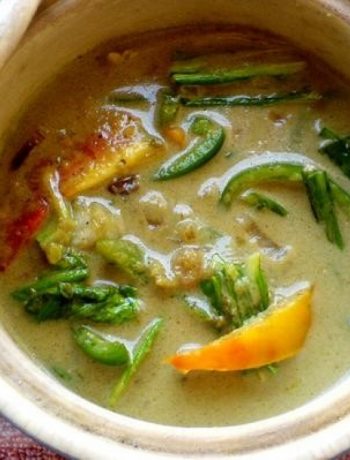 Spicy Coconut Curry With Peppers, Pak Choi and Tomatoes