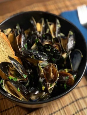 Moules Marinière (Mussels with Garlic and Parsley)