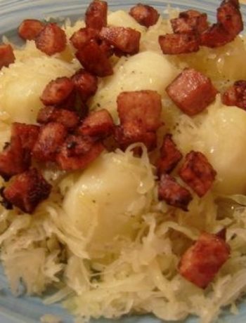Potatoes With Sauerkraut and Crunchy Smoked Ham