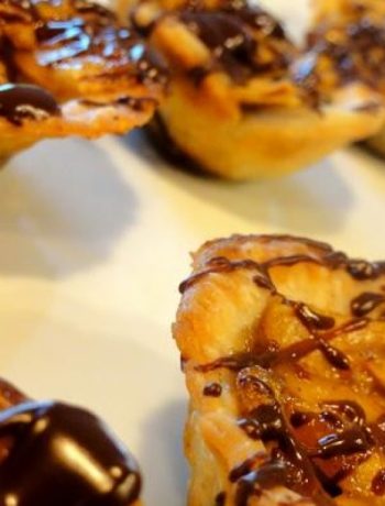 Mini Spiced Apple Tarts with Chocolate