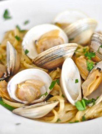 Linguine and Clams In Garlic White Wine Sauce