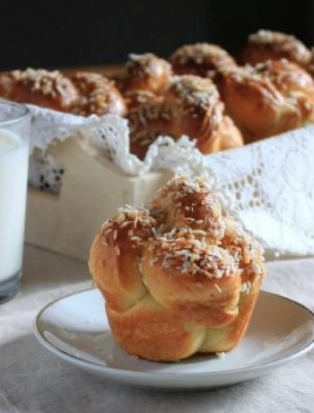 Briochettes with toasted coconut