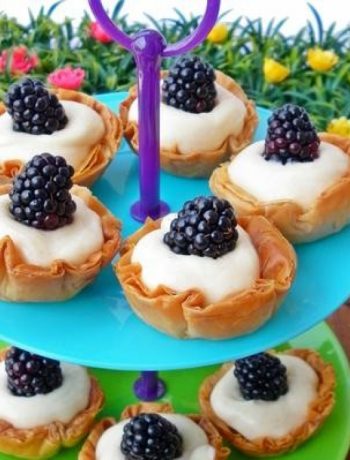 Little phyllo cakes with blackberry