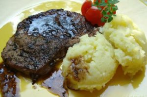 Cutlets with balsamic vinegar, thyme and Parmesan mashed potatoes