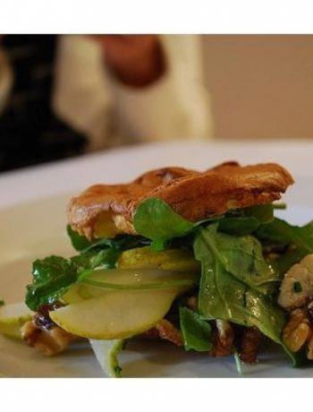 Pear Salad With Walnuts and Blue Cheese